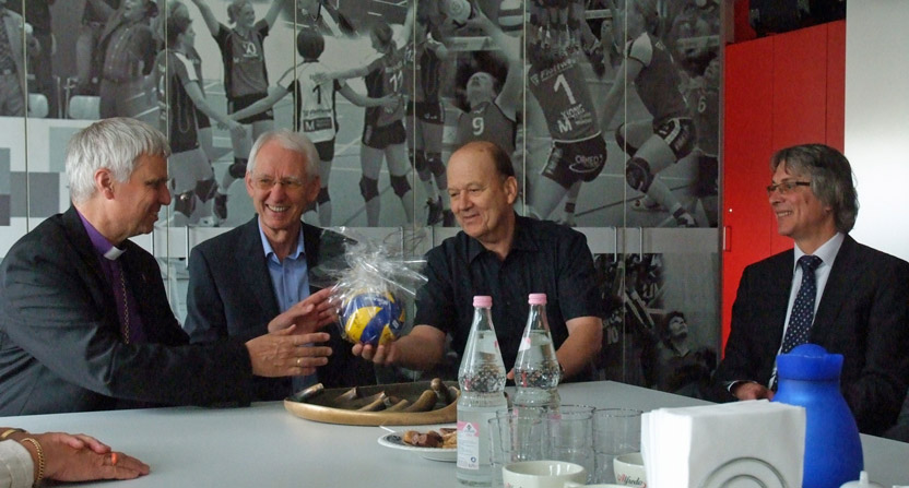 Grossansicht in neuem Fenster: Von links: Landesbischof Dr. Johannes Friedrich, die Vorsitzenden der Roten Raben Joachim Weiershaus und Peter Bruckmayer, Dekan Siegfried Stelzner