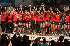 Rote Raben Vilsbiburg, 1. Bundesligamannschaft im Damenvolleyball - Deutscher Meister 2009/2010 (Foto: Wilhelm Grässle) Rote Raben Vilsbiburg, 1. Bundesligamannschaft im Damenvolleyball - Deutscher Meister 2009/2010 (Foto: Wilhelm Grässle)