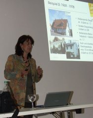 Grossansicht in neuem Fenster: Energieberaterin Heike Ziegler bei ihrem Referat in der VHS