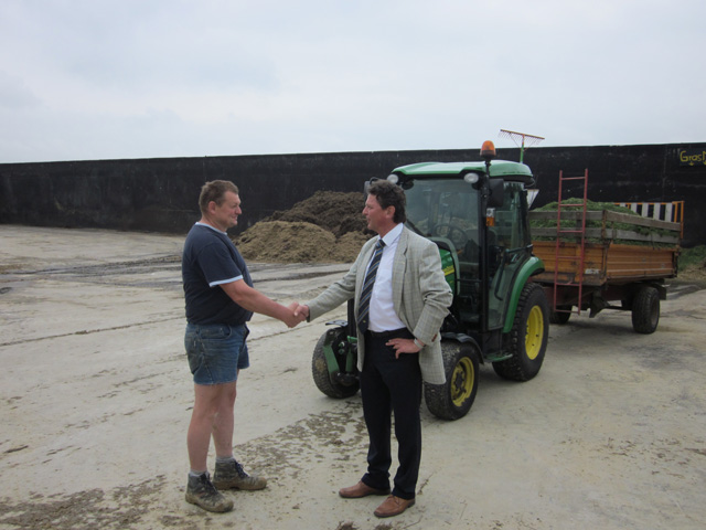 Bürgermeister Helmut Haider und Landwirt Josef Mitterer bei der Grünschnitt-Lieferung an der Biogasanlage in Dasching