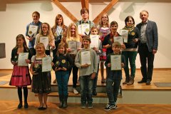 Die erfolgreichen Vilsbiburger Musikschüler beim Tag der fröhlichen Harmonika in Kolbermoor (rechts: Ludwig Rottenwallner)