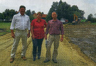 Bürgermeister Helmut Haider (links), Architektin Claudia Geilersdorfer und Klaus Siebenhandel vom Amt für ländliche Entwicklung in Landau