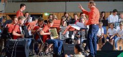 Grossansicht in neuem Fenster: Ludwig Rottenwallner hält das junge Orchester als Dirigent im Takt.