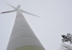 Ein wenig verschämt verhüllte sich das neue Windrad am Eröffnungstag im dichten Nebel und stand still. Doch es funktioniert: die ersten...
