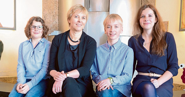 Grossansicht in neuem Fenster: Die teilnehmenden Musiker (von links): Amelie Maier, Hackbrettlehrerin Gabi Jäckle-Mayr, Felix Steer und Lucia Maier.