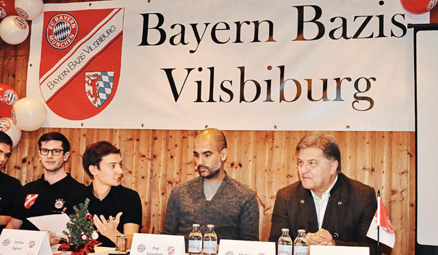 Grossansicht in neuem Fenster: Fragerunde der Bayern-Bazis mit dem Bayerntrainer Pep Guardiola.