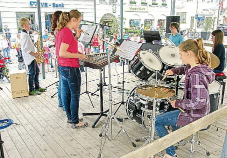 Grossansicht in neuem Fenster: Die Gruppe Bella Musica spielte kurz vor Mittag auf der Bühne nahe beim Stadtturm.