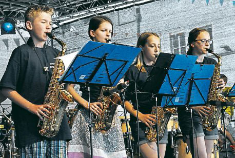 Grossansicht in neuem Fenster: Musikschüler spuin wunderschön mitanand (2)