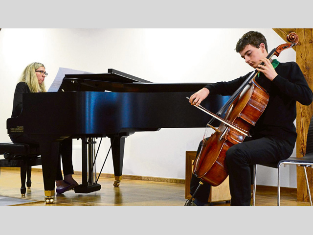 Moritz Haller (rechts) und Monika Schwarz beeindruckten mit ´Allegro appassionate´ von Camille Saint-Saëns.