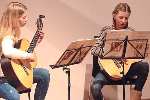 Grossansicht in neuem Fenster: Sophia Hagn und Nina Zehentbauer spielten anspruchsvolle klassische Gitarrenmusik von Ferdinando Carulli.