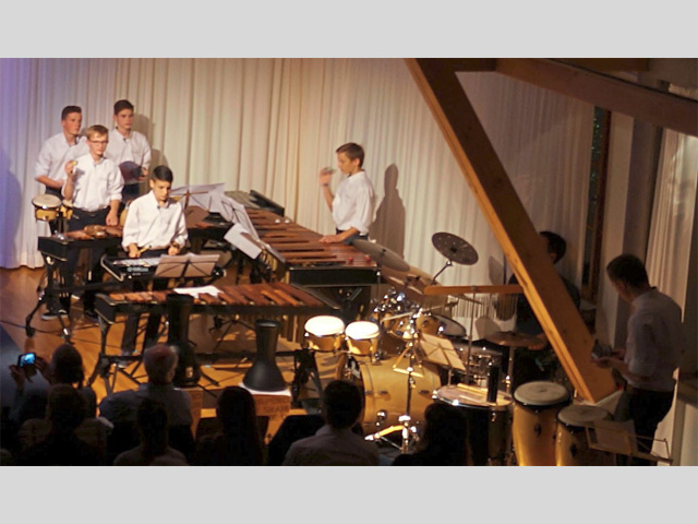 Begleitet wurde der Chor vom Percussion-Ensemble „Drumkey“.