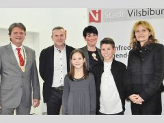 Lucas Deliano, der neue Träger des Manfred-Paech-Jugendsportpreises, mit seinen Eltern Verena und Christian Deliano, seiner Schwester Anna-Sophia... Lucas Deliano, der neue Träger des Manfred-Paech-Jugendsportpreises, mit seinen Eltern Verena und Christian Deliano, seiner Schwester Anna-Sophia...