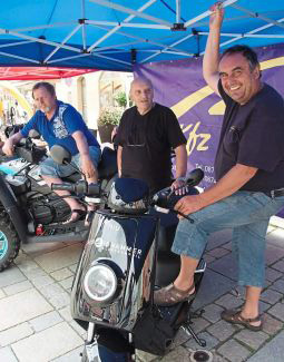 Grossansicht in neuem Fenster: Lois Scheidhammer mit strombetriebenen Rollern: Sie können mit der klassischen Variante gut mithalten.