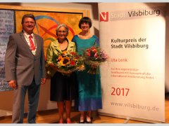 Bürgermeister Helmut Haider, Uta Lenk und Laudatorin Barbara Lange (von links) nach der Verleihung des Kulturpreises der Stadt Vilsbiburg.