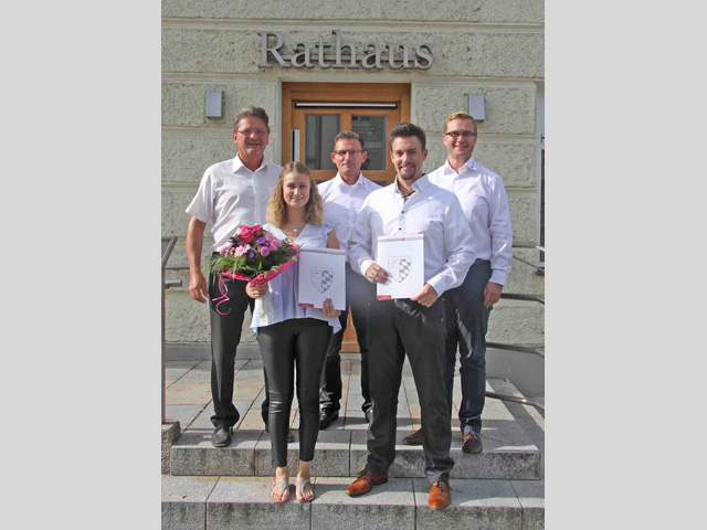 Bürgermeister Haider, Personalrat Peter Stadlöder und Geschäftsleiter Sebastian Stelzer gratulierten Klara Hafeneder und Benjamin Bothur...
