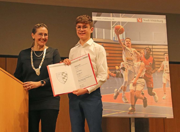 Grossansicht in neuem Fenster: Manfred-Paech-Jugendsportpreis 2021 - Bürgermeisterin Sibylle Entwistle überreicht Basketballer Max Fertl den Manfred-Paech-Jugendsportpreis.