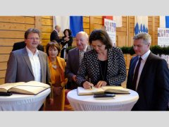 Eintrag ins Goldene Buch von Ilse Aigner im Rahmen der Gesundheitstage 2019 des Landkreises Landshut (Foto Siegfried Rüdenauer/Vilsbiburger Zeitung. Eintrag ins Goldene Buch von Ilse Aigner im Rahmen der Gesundheitstage 2019 des Landkreises Landshut (Foto Siegfried Rüdenauer/Vilsbiburger Zeitung.