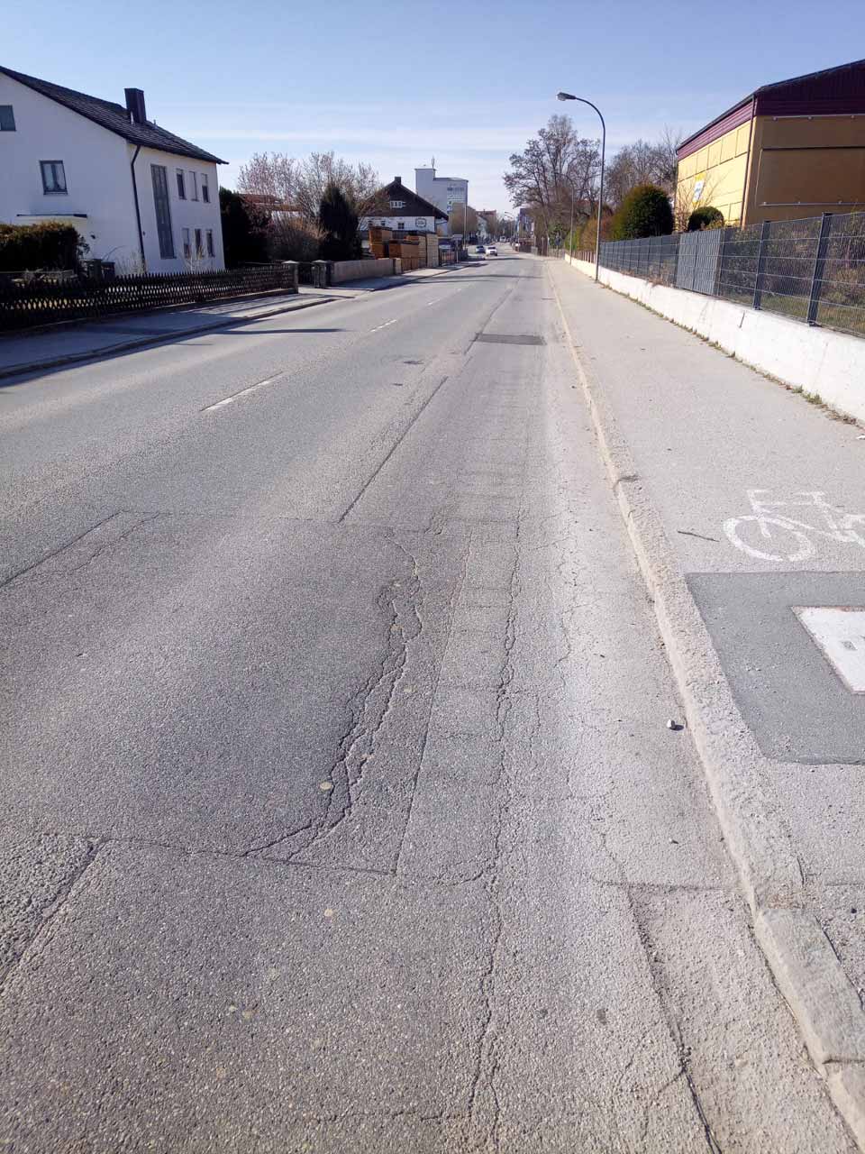 Risse, Verdrückungen, Flickstellen: Die Frontenhausener Straße in Vilsbiburg gibt kein gutes Bild ab. Jetzt saniert das Staatliche Bauamt Landshut... Risse, Verdrückungen, Flickstellen: Die Frontenhausener Straße in Vilsbiburg gibt kein gutes Bild ab. Jetzt saniert das Staatliche Bauamt Landshut...