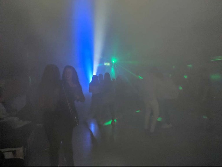 Die Jugendlichen des Jugendzentrums organisieren ihre eigene Party...