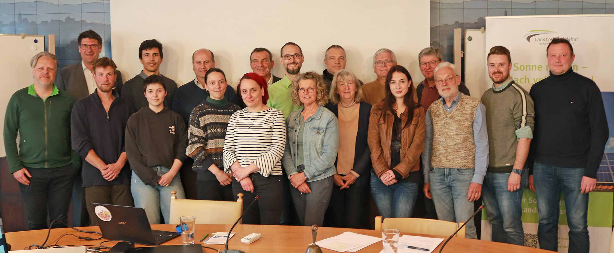 Der neu aufgestellte Klimabeirat der Stadt Vilsbiburg, von links: Wolfgang Schmid (Stadtwerkeleiter), Florian Anzeneder (Stadtrat...