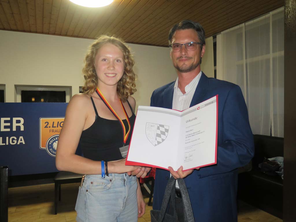 Die junge Regina Eberl erhält die Urkunde für die U20-Vizemeisterschaft (Foto: Roland Regahl).