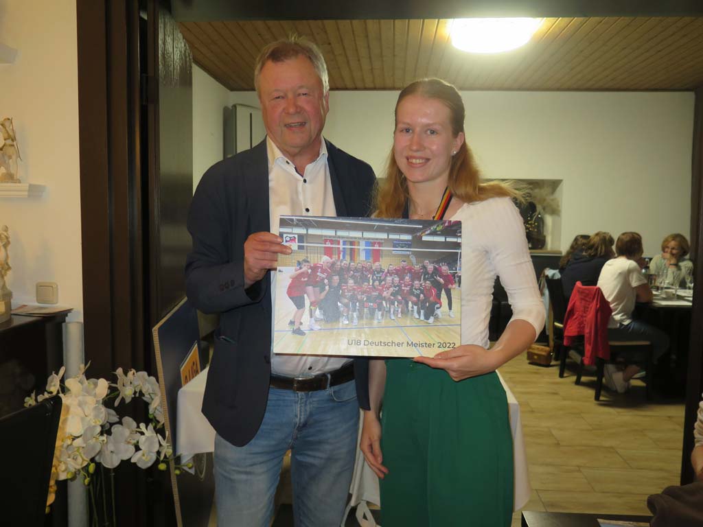 Sina Bauer wurden mit Wehmut verabschiedet (Foto: Roland Regahl).