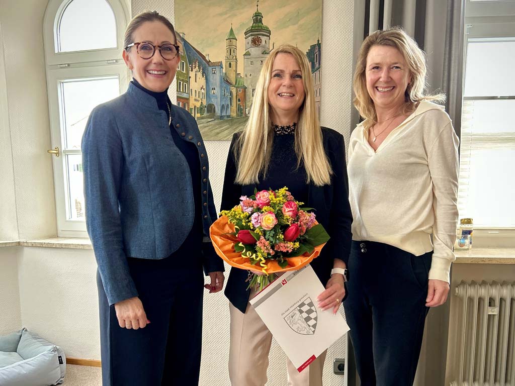 Erfolgreiche Weiterbildung: Bürgermeisterin Sibylle Entwistle (links) und Personalleiterin Christine Blank (rechts) gratulieren Andrea Behrendt.