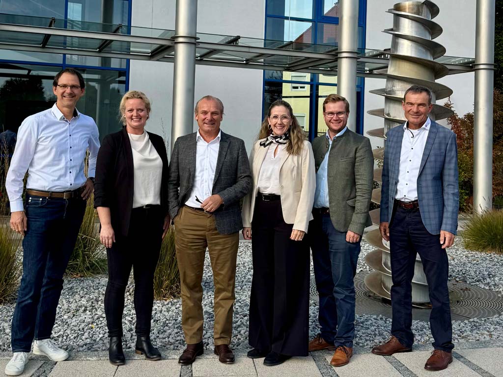 Stadt und Wirtschaft im Schulterschluss, von links: Jörg Lengenfelder (CTO Flottweg), Nadine Eggl (Kämmerin der Stadt), Dr. Kersten Christoph Link...