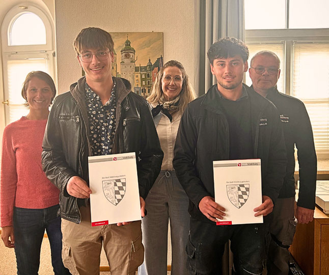 Vanessa Tschurtschenthaler, Rafael Zehetbauer, Erste Bürgermeisterin Sibylle Entwistle, Marco Priller und Andreas Krinninger bei der Zeugnisübergabe. Vanessa Tschurtschenthaler, Rafael Zehetbauer, Erste Bürgermeisterin Sibylle Entwistle, Marco Priller und Andreas Krinninger bei der Zeugnisübergabe.